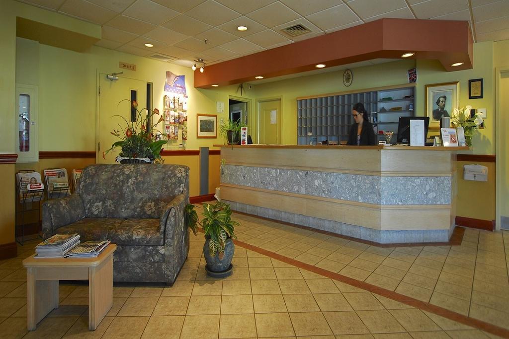 Travelodge By Wyndham Victoriaville Bagian luar foto