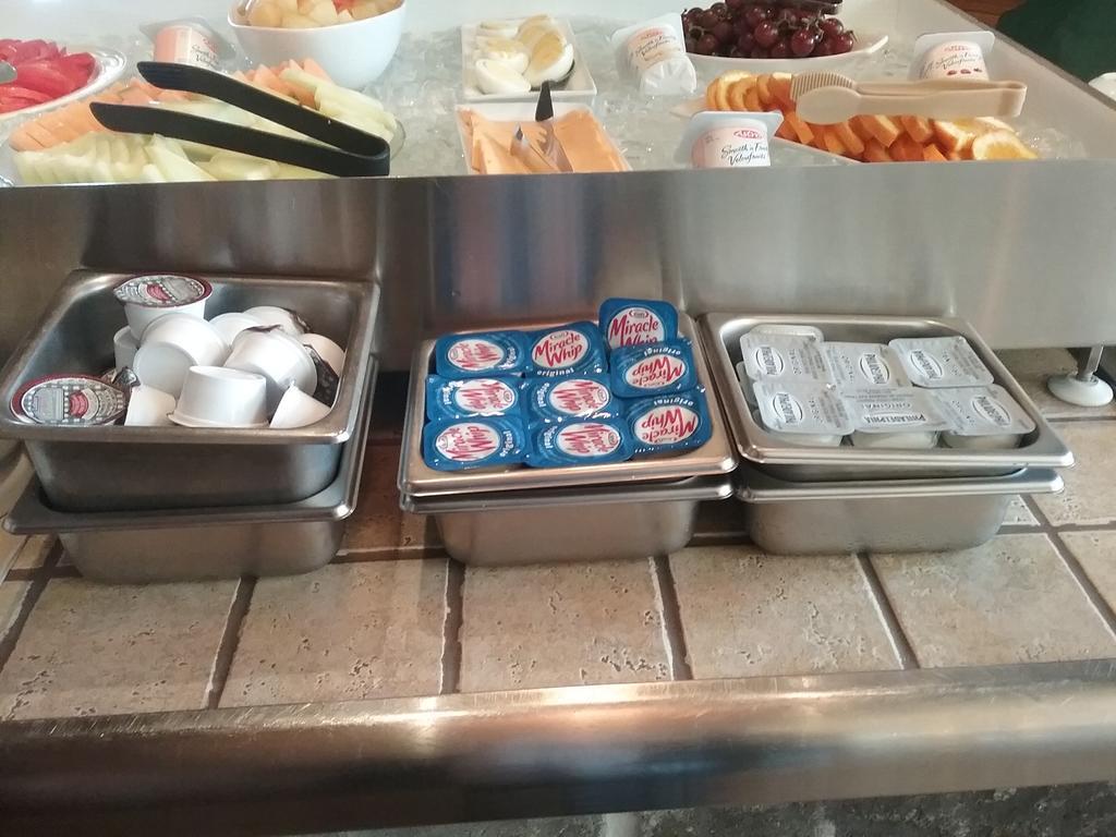 Hotel Travelodge By Wyndham Victoriaville Bagian luar foto