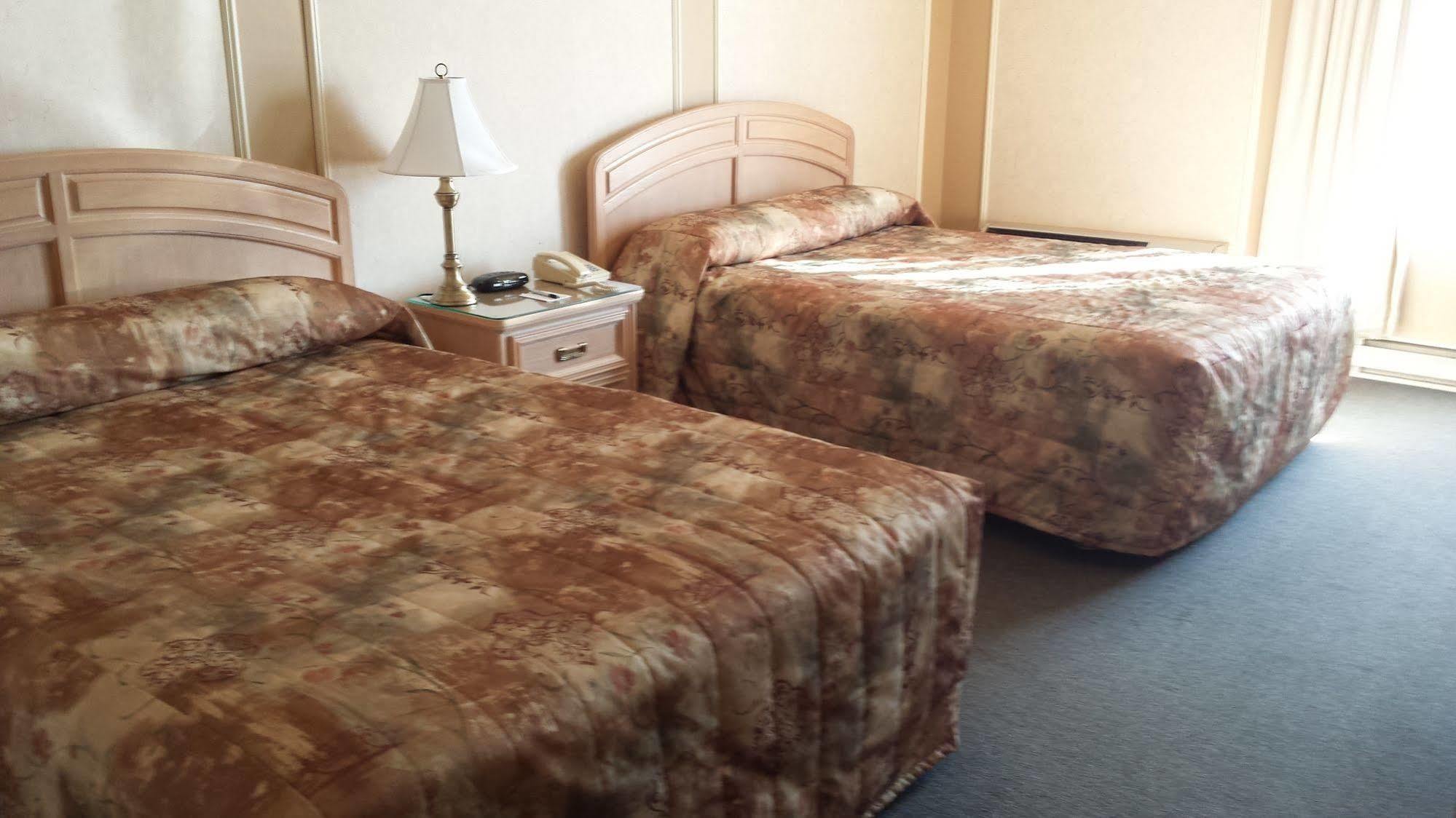 Hotel Travelodge By Wyndham Victoriaville Bagian luar foto